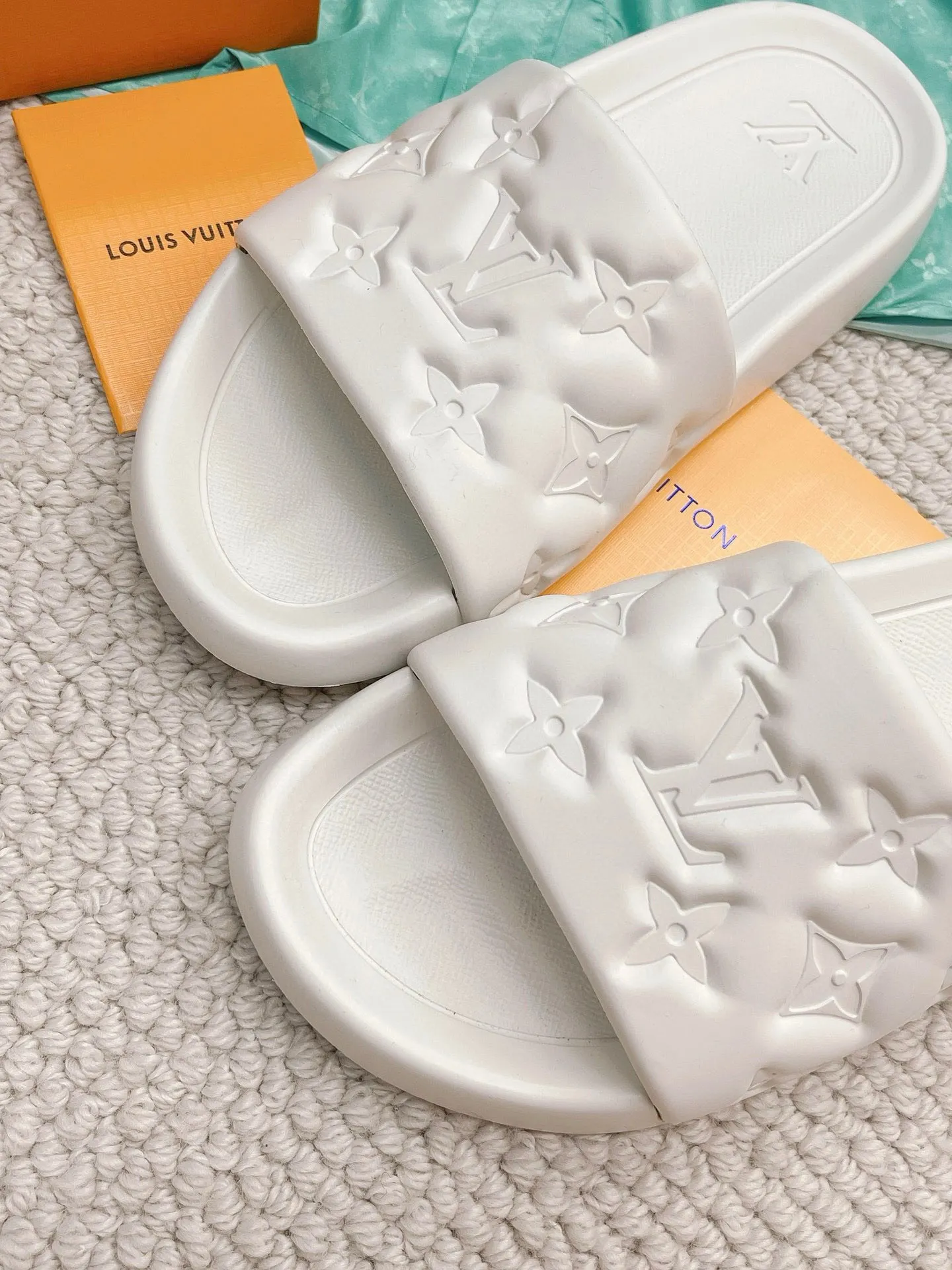 Factory price: 260💰【𝐋𝐕 Slippers】▪️Shoe size: Men's 38-45 ▪️Packaging: Counter top quality~original packaging 𝟐𝟎𝟐3 Louis Vuitton counter's new embossed slippers, L's monogram embossed slippers, Waterfront sandals are back, the upper buckle is embossed with LV's iconic Monogram pattern. Made of waterproof rubber with a comfortable and resilient insole. The lightweight, flexible outsole is embossed with the Louis Vuitton logo. ▪️Fabric: Original molded rubber foam surface ▪️Technology: embossed logo ▪️Sole: Original molded rubber foam outsole ▪️Sole thickness: 3CM.